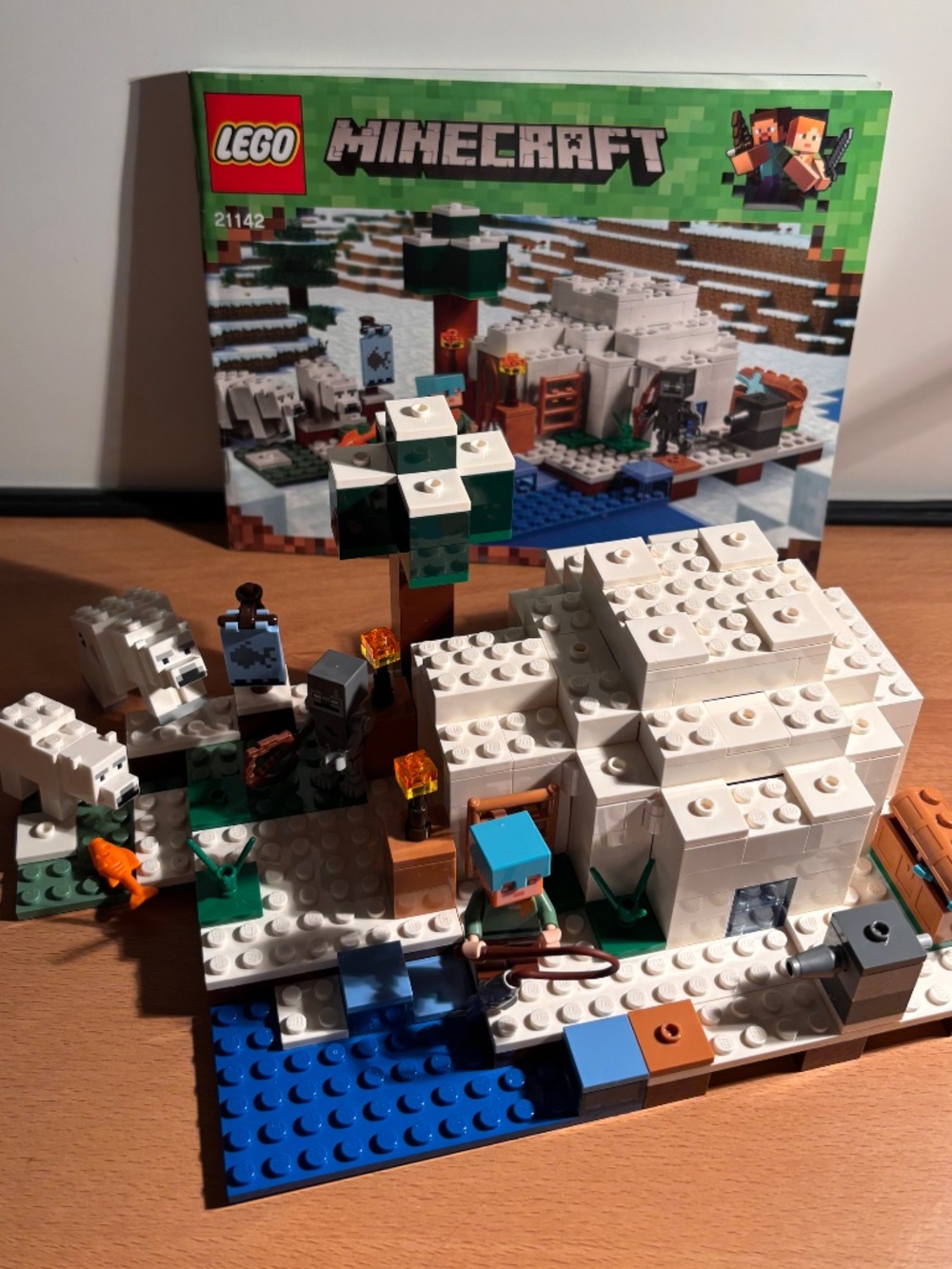 Lego Minecraft 21142 The Polar Igloo w/ 2 Minifigures & Manual COMPLETE (READ)
